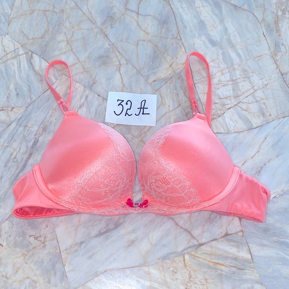 32А Victoria's Secret Bombshell Miraculous Push Up Bra -Adds 2 Cup Sizes - Picture 1 of 8